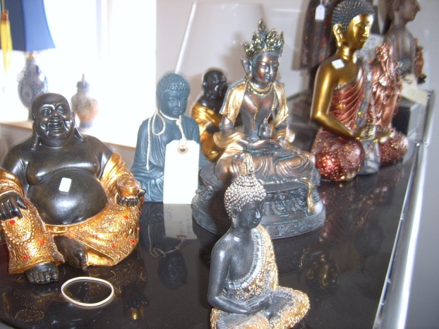 Buddha figurer i forskellige materialer